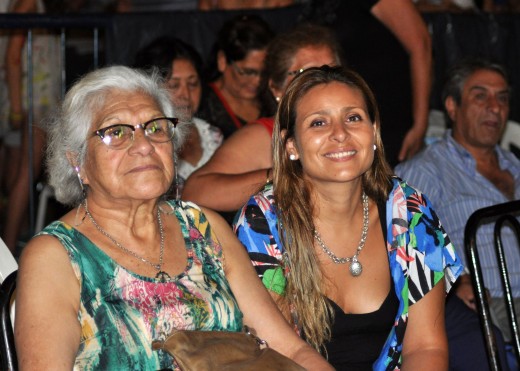 Zita Correa y Valeria Carabajal, disfrutaron del show de Demi Carabjal. (Foto Mariana Falcone).