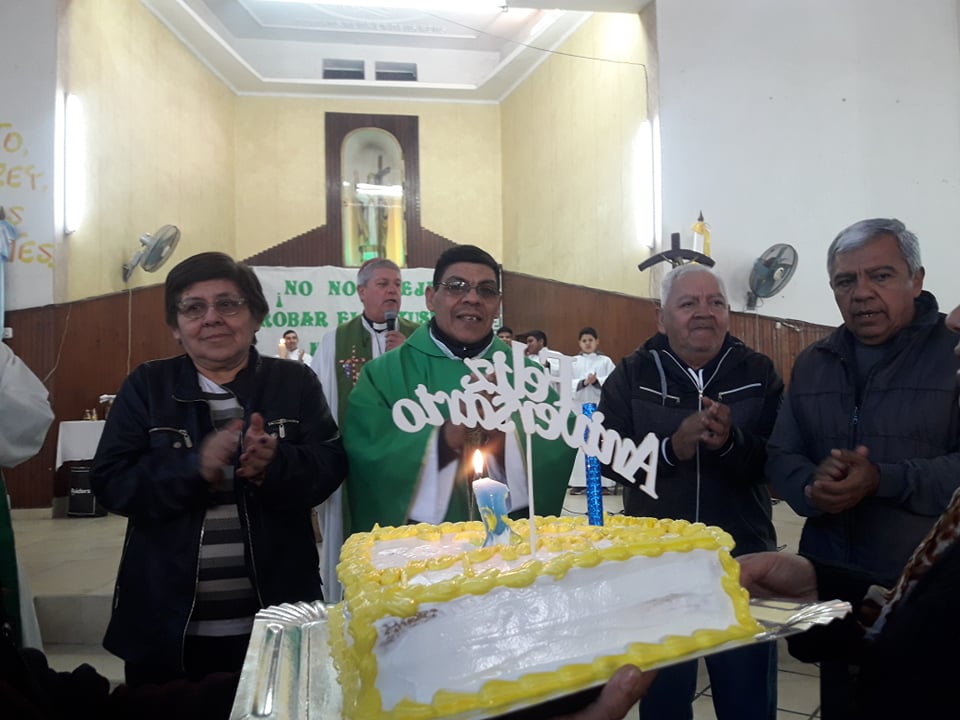 La comunidad de Cristo Rey celebró el primer año de sacerdocio del padre  Carlos Paz | La Banda Diario