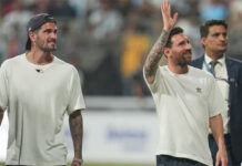 Lionel Messi continúa su gira por India: fue ovacionado en Bombay y conoció a una leyenda del deporte local