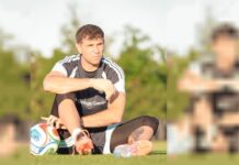 El ´Dibu´ Martínez con la mano vendada durante el entrenamiento