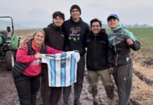 Dibu Martínez tuvo un problema con su camioneta en un camino rural y vecinos lo auxiliaron